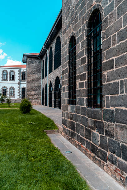 Diyarbakir historical stone structures made by processing volcanic stones Diyarbakir historical stone structures made by processing volcanic stones. The walls of the restored buildings were taken from close-up. There are iron railings on the windows. escort bayan diyarbakır stock pictures, royalty-free photos & images