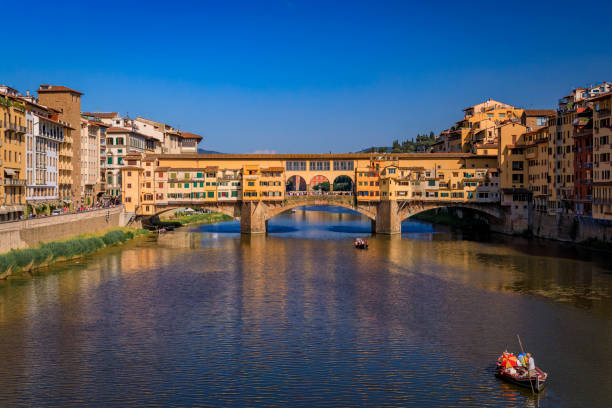 paysage urbain avec le célèbre pont ponte vecchio à centro storico, florence italie - florence italy ancient past architecture photos et images de collection