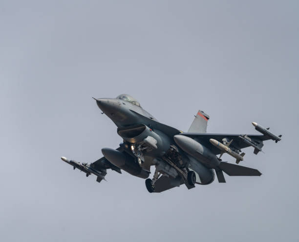 f-16 fighting falcon über deutschland - pilot military air force cockpit stock-fotos und bilder