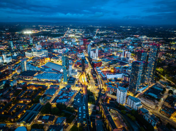 widok z lotu ptaka na manchester w wielkiej brytanii w nocy - london england aerial view skyscraper mid air zdjęcia i obrazy z banku zdjęć
