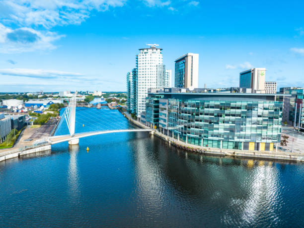 widok z drona na nabrzeża media city salford, manchester - london england aerial view skyscraper mid air zdjęcia i obrazy z banku zdjęć