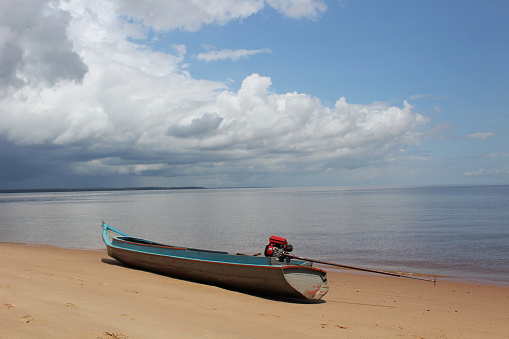 Un barco descansa sobre las arenas de una de las playas fluviales photo