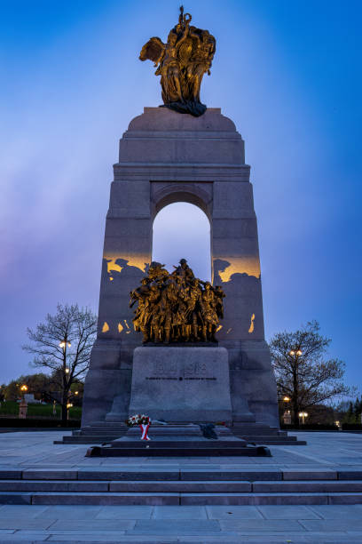 zum remembrance day erinnern das denkmal und das grab des unbekannten soldaten in ottawa an den ersten weltkrieg. - tomb of the unknown soldier fotos stock-fotos und bilder