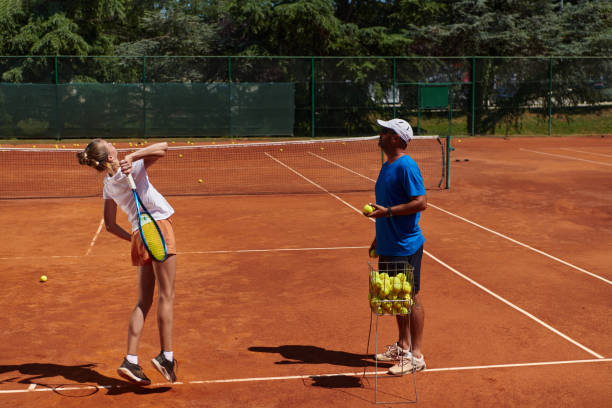 profesjonalna tenisistka i jej trener trenujący w słoneczny dzień na korcie tenisowym. trening i przygotowanie zawodowego tenisisty - tennis court sports training tennis net zdjęcia i obrazy z banku zdjęć