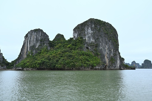 Ha Long Bay is located in Ha Long City, Quang Ning Province, Vietnam. It is a typical limestone karst landform bay. The whole bay has about 120 kilometers of coastline, a total area of about 1553 square kilometers, and about 2000 islets.
About 434 square kilometers of the central area (containing 775 islets) is a World Natural Heritage Site. The scenery is beautiful and charming.
It is a national scenic spot in Vietnam. Countless foreign tourists come here for sightseeing.