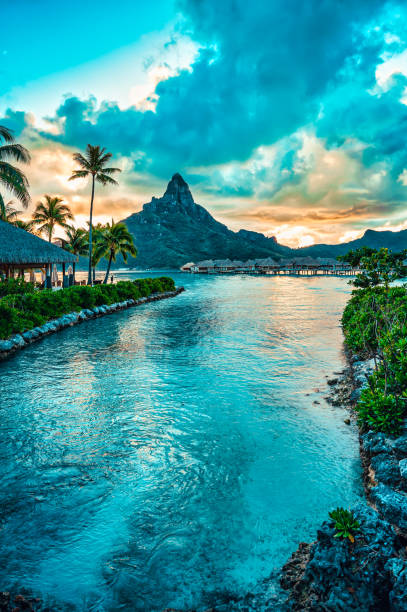 sonnenuntergang tropische aussicht auf bora bora - bora bora atoll stock-fotos und bilder