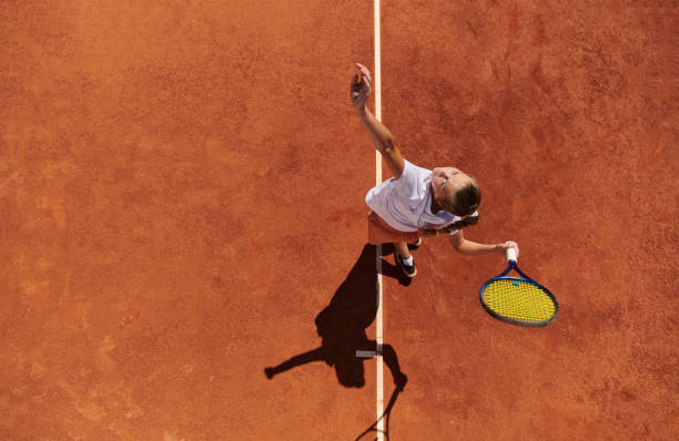 프로 여자 테니스 선수의 평면도는 코트에서 테니스 공을 정확하고 강력하게 제공합니다. - tennis serving female playing 뉴스 사진 이미지
