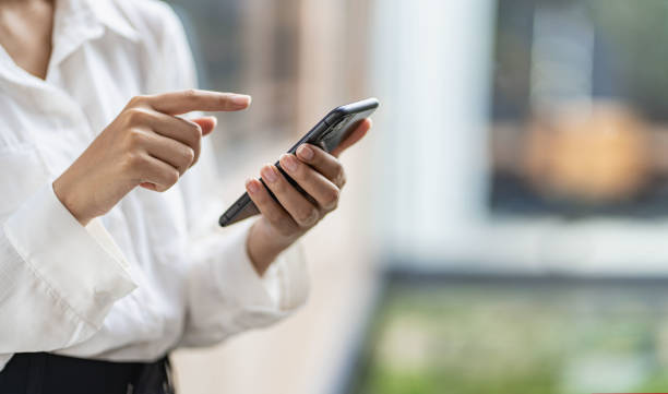 рука женщины с мобильным телефоном молодая женщина постукивает пальцем по пустому экрану смартфона, чтобы нажать на строку и воспроизвест� - web page internet profile e mail стоковые фото и изображения