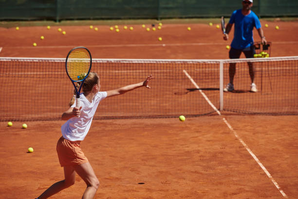 profesjonalna tenisistka i jej trener trenujący w słoneczny dzień na korcie tenisowym. trening i przygotowanie zawodowego tenisisty - tennis court sports training tennis net zdjęcia i obrazy z banku zdjęć