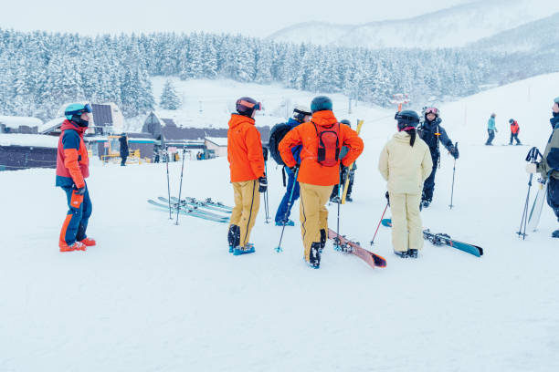 ニセコで冬のスキー。日本の北海道のランドマークであり、スキーやスノーボードの観光名所で人気があります。ニセコ, 日本, 2023年2月6日 - sports helmet powder snow ski goggles skiing ストックフォトと画像