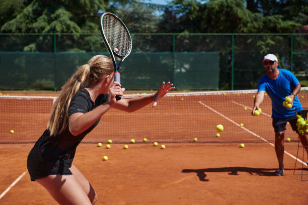 profesjonalna tenisistka i jej trener trenujący w słoneczny dzień na korcie tenisowym. trening i przygotowanie zawodowego tenisisty - tennis court sports training tennis net zdjęcia i obrazy z banku zdjęć