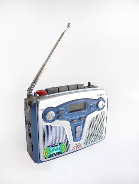 lato ricevitore radio, lettore di cassette audio portatile vintage walkman, colore blu, multifunzione, con antenna, isolato su sfondo bianco con percorso di ritaglio - side by side audio foto e immagini stock