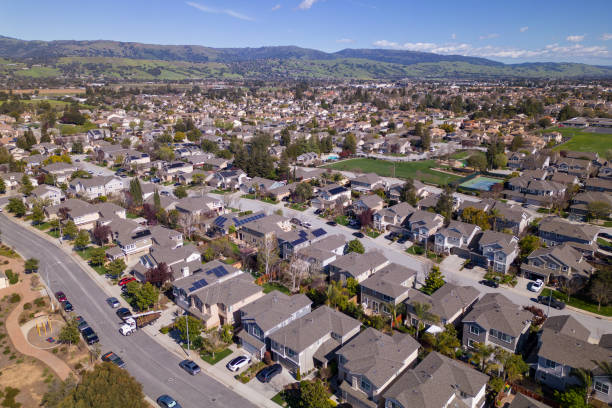 istock A neighborhood with a hill in the background 1492515346