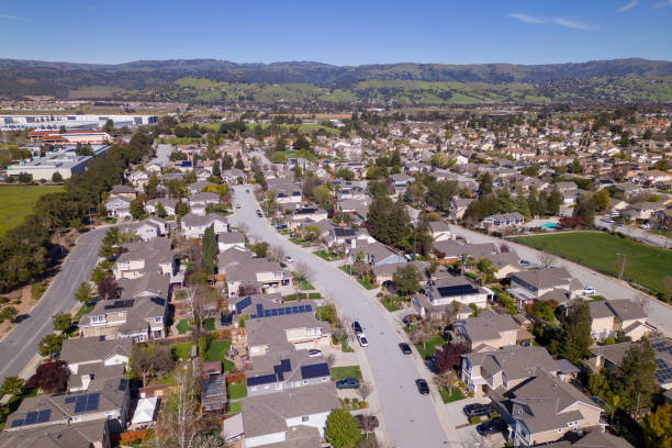 istock A neighborhood with a hill in the background 1492515380