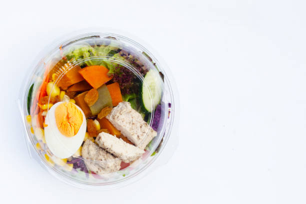 istock Salad with meat and vegetables in plastic package box 1492532020