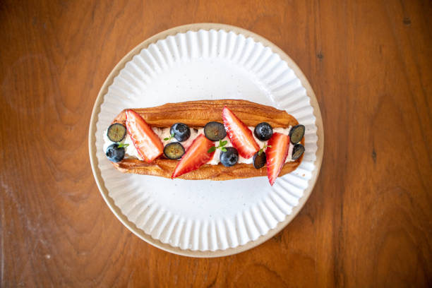 pyszne rogaliki z serem śmietankowym w białym talerzu na drewnianym tle stołu - french toast toast butter breakfast zdjęcia i obrazy z banku zdjęć