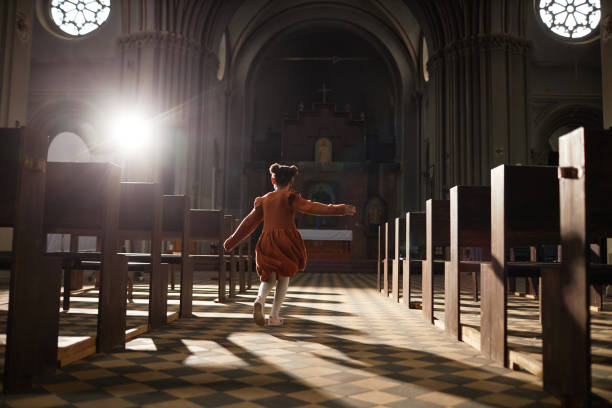 mała dziewczynka bawiąca się w kościele - view from altar zdjęcia i obrazy z banku zdjęć
