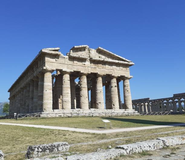 италия: вид на храм посейдона или нептуна в пестуме, 9 мая 2023 года. - temple of neptune стоковые фото и изображения