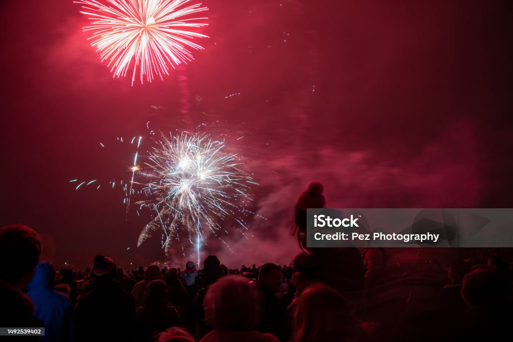 Crowds Watching The Annual Bicester Round Table Fireworks Display Crowds watching the annual Bicester Round Table fireworks display at Pingle Field, Bicester, Oxfordshire on bonfire night. Anniversary Stock Photo