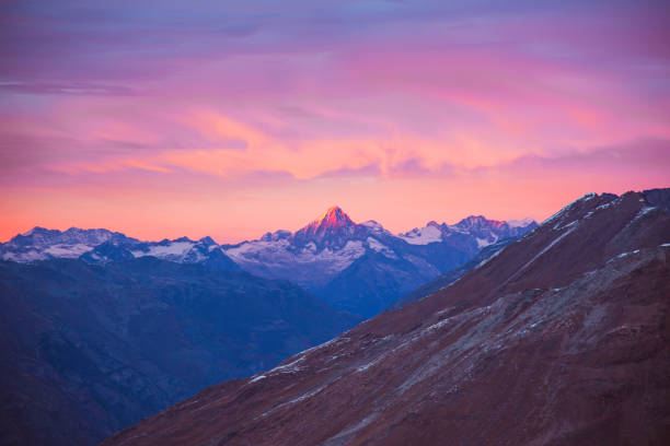 scenario alpino con l'iconica vetta del cervino in svizzera. fotografia invernale. bella vista del cervino sulla gornergrat bahn, svizzera. - switzerland european alps mountain alpenglow foto e immagini stock