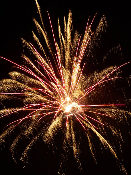 feux d’artifice, spectacle dans le ciel le soir du nouvel an, fusée éclairante - sparkler firework display sparks new years eve photos et images de collection