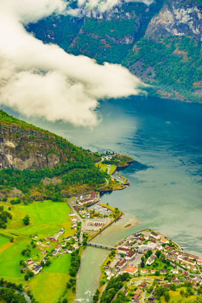 фьорд пейзаж овландс-фьорд в норвег�ии - aurland стоковые фото и изображения