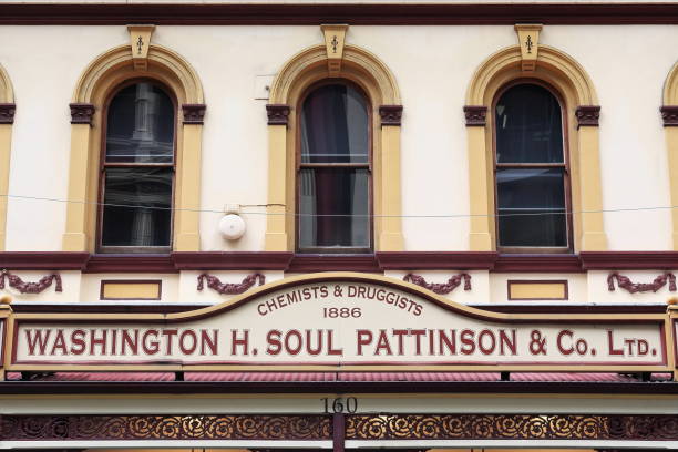 вывеска на фасаде, выходящем на питт-стрит здания soul pattinson. сидней-австралия-641 - pitt street mall стоков�ые фото и изображения