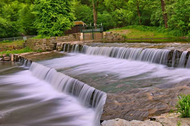 плотина шварца в тюрингии - blue ridge mountains stream forest waterfall стоковые фото и изображения