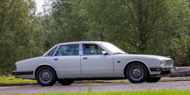 voiture classique jaguar de 1989 - jaguar xj photos et images de collection