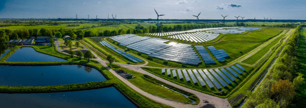 installazione rispettosa dell'ambiente di centrali fotovoltaiche e parchi eolici situati vicino alla discarica. fattoria di pannelli solari costruita su una discarica di rifiuti e un parco di turbine eoliche. fonte di energia rinnovabile. - energia alternativa foto e immagini stock