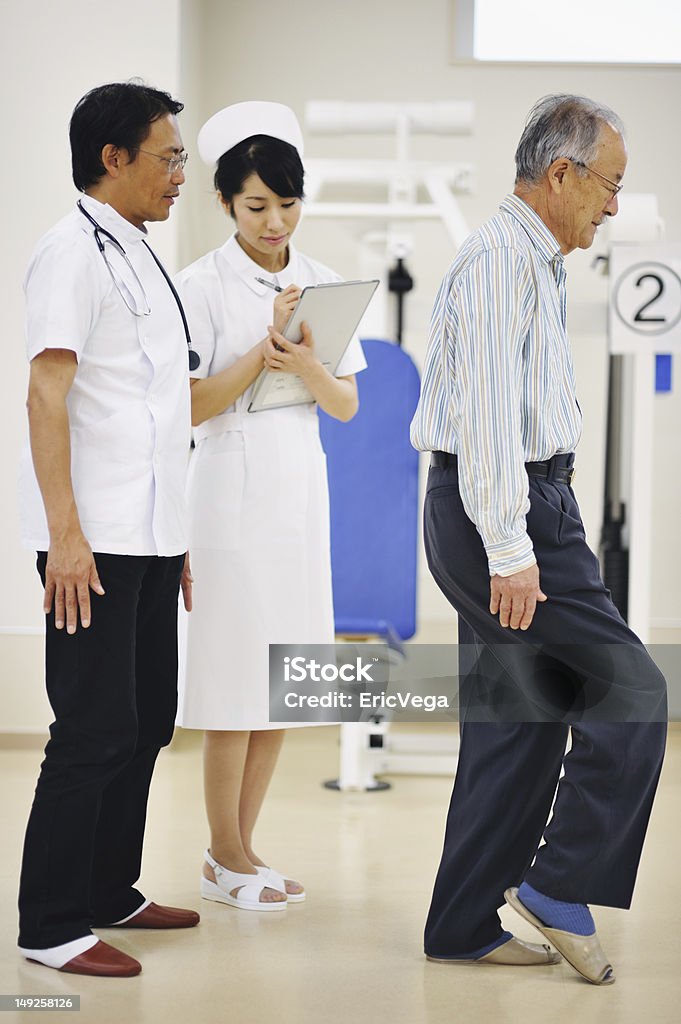 Médico observar Pateint Senior en Hospital - Foto de stock de Datos libre de derechos