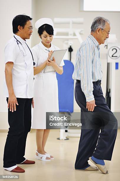 Médico Observar Pateint Senior En Hospital Foto de stock y más banco de imágenes de Datos - Datos, Industria forestal, 50-59 años