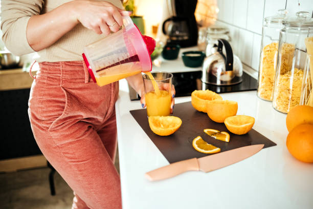 freshly squeezed juice - freshly squeezed orange juice imagens e fotografias de stock