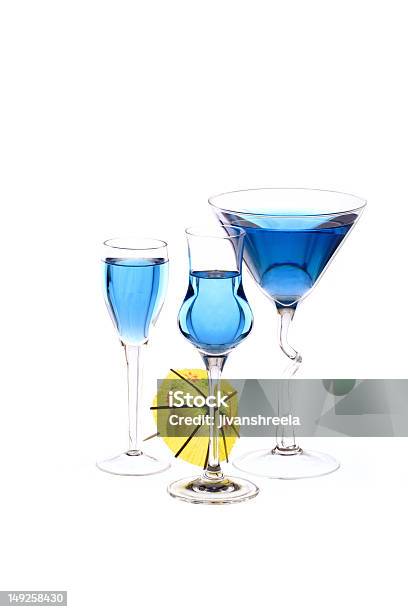 Drei Weingläser Und Sind Mit Regenschirm Blau Getränke Und Cocktails Stockfoto und mehr Bilder von Abstrakt