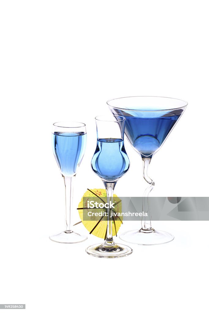 3 wineglasses には、ブルーのドリンクやカクテルの傘 - ガラスのロイヤリティフリーストックフォト