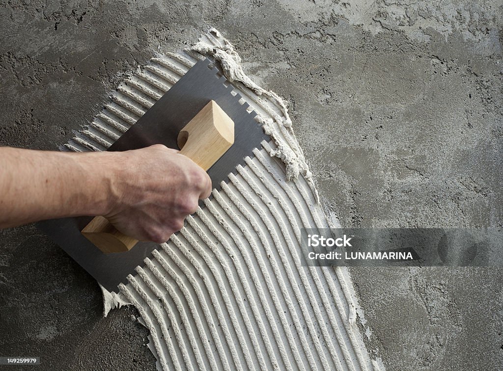 Konstruktion fallendes Kelle-Handwerk und Garten mit weißer Beton - Lizenzfrei Zement Stock-Foto