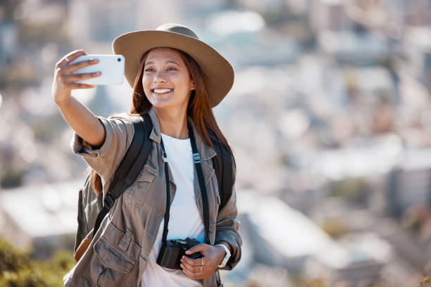 frau, touristin und lächeln für reise-selfie auf wanderabenteuer, rucksackreise oder profilbild in der natur. wanderin lächelt für fotografie, erinnerungsfoto oder landschaft beim bergtrekking - travel destinations mountain hiking profile stock-fotos und bilder