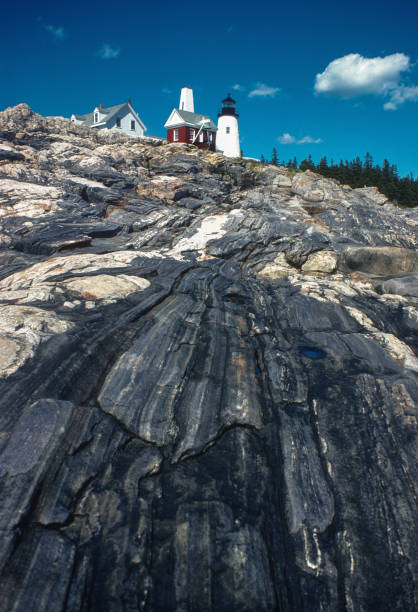 leuchtturm von pemaquid - felsiger vordergrund vertikal - 1980 - pemaquid peninsula lighthouse maine pemaquid point stock-fotos und bilder