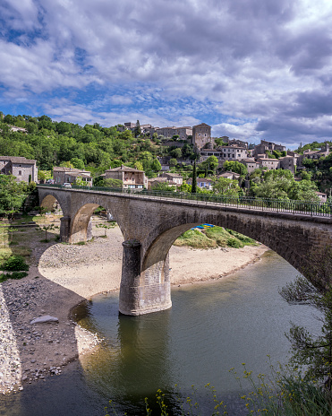 アルデシュ川のほとりにある絵のように美しいバラズックの村周辺の春のアルデシュ県南部の風景 アルディッシュ川のストックフォトや画像を多数ご