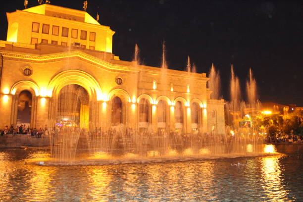 istock Yerevan square fontaine 1492624679