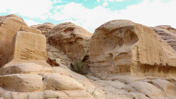 templo sobre una casa excavada en la roca en little petra o siq al-barid, jordania - el barid fotografías e imágenes de stock