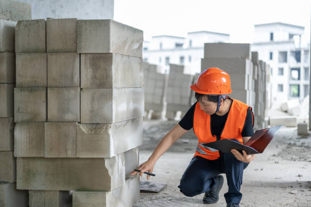 una trabajadora de la construcción trabaja en un proyecto de construcción en curso - blueprint construction worker real estate new fotografías e imágenes de stock