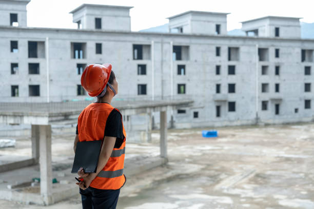 una ingeniera de construcción trabaja en un edificio en construcción - blueprint construction worker real estate new fotografías e imágenes de stock