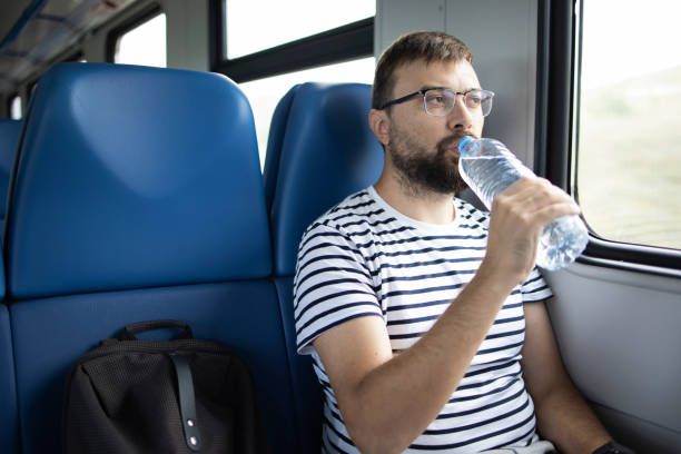 l'uomo beve acqua dalla bottiglia di plastica - spanish culture flash foto e immagini stock