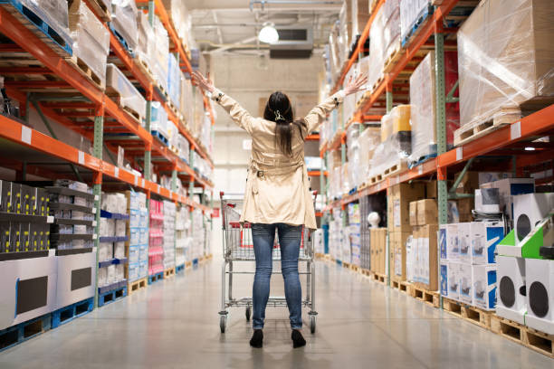 istock Open arms while woman shopping 1492640535