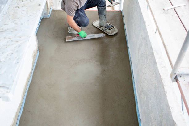 istock Laying and levelling screed on a balcony - construction site 1492644516