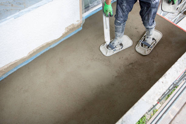 istock Laying and levelling screed on a balcony - construction site 1492644536
