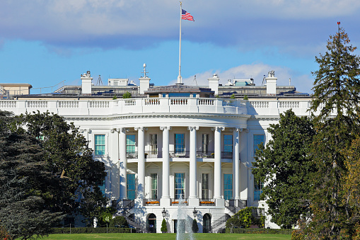 Daytime view of the southern facade of the white house with it’s semi-circular portico (Washington DC).