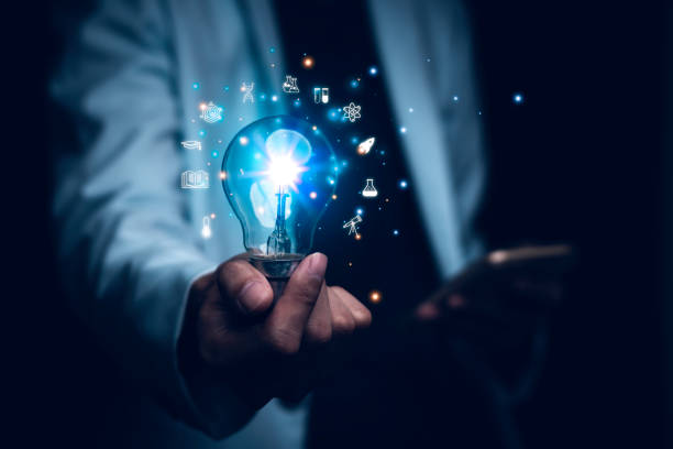 Teacher holding light bulb graduation hat, Internet education science course degree, study knowledge to creative thinking idea. E-learning graduate certificate program educational business concept. maestro sosteniendo un sombrero de graduación de bombilla, un título de curso de ciencias de la educación en internet, conocimiento de estudio para la idea de pensamiento creativo. e-learning programa de certificado de posgrado concepto de negocio educa