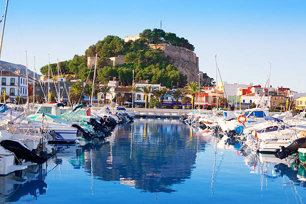 denia mediterrâneo port village com castelo - pier jetty nautical vessel moored - fotografias e filmes do acervo